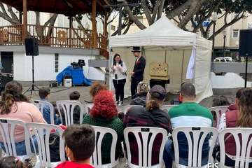 Don Garabato sortea la lluvia para hacer reír a los niños de Telde/FJS Fotografía.